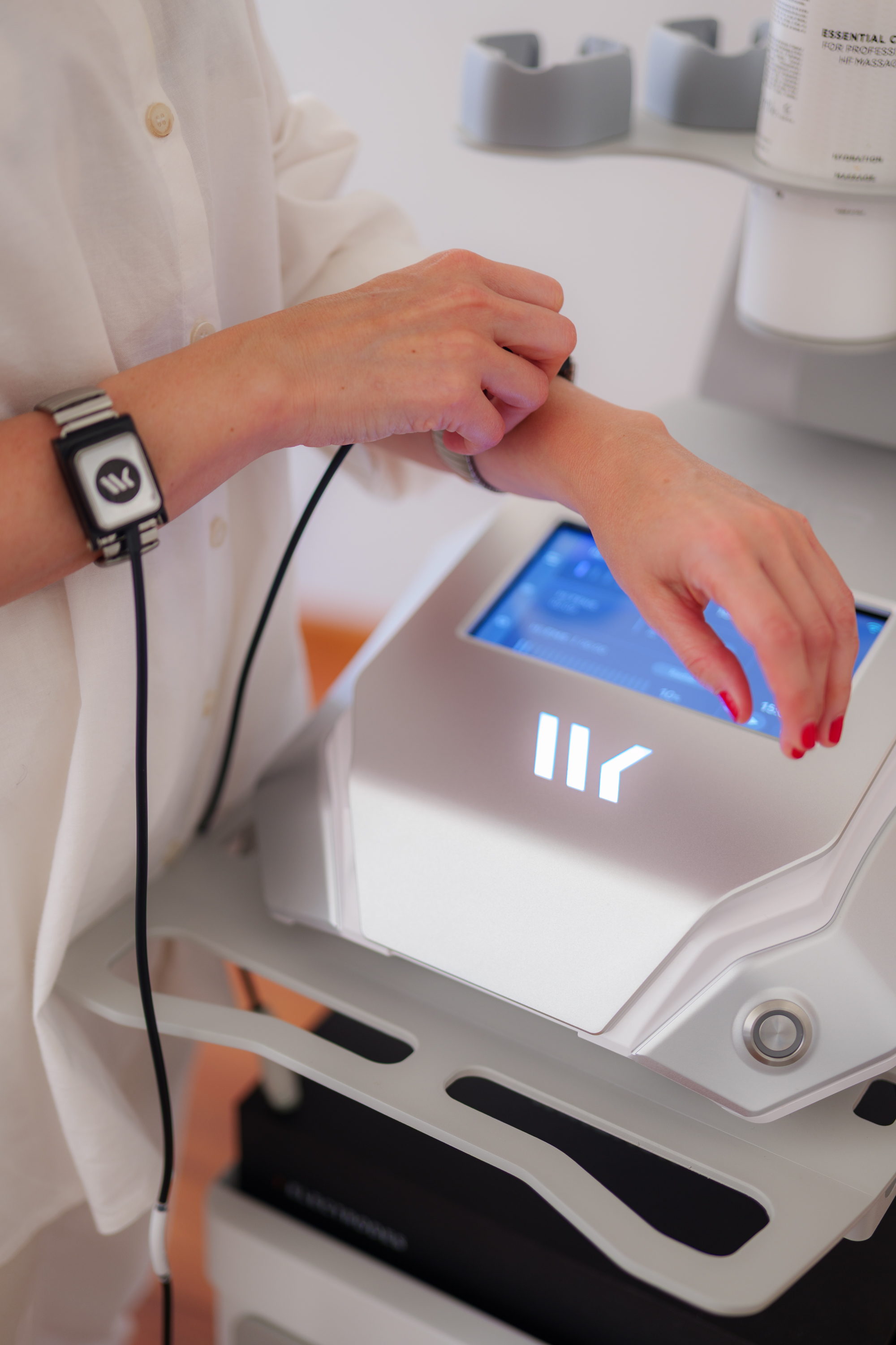 Equipamiento Winback de tecarterapia en la consulta de Navia